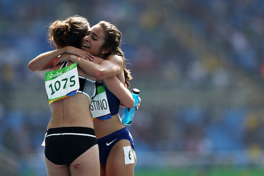 Nikki Hamblin y Abbey D' Agostino se abrazan después de que ambas cayeron en la prueba de cinco kilómetros