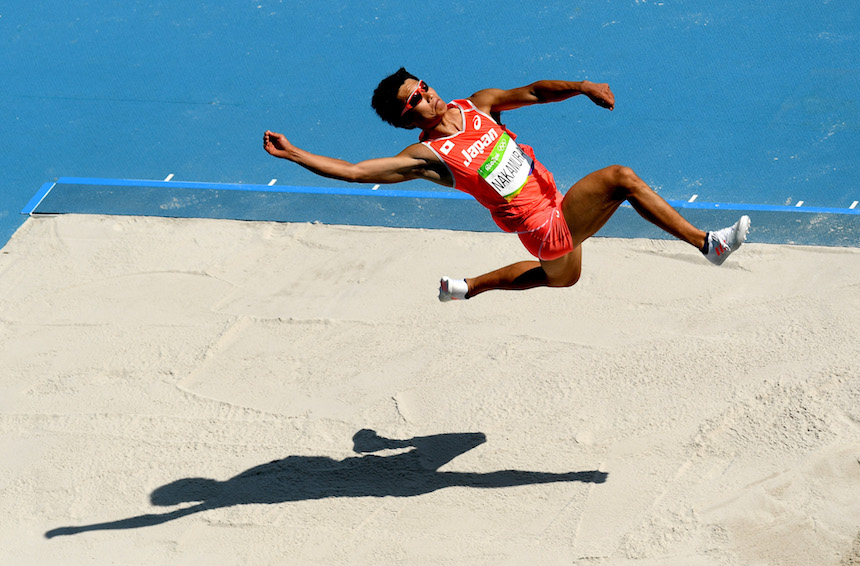 Akihiko Nakamura en la prueba de salto durante los juegos olímpicos 