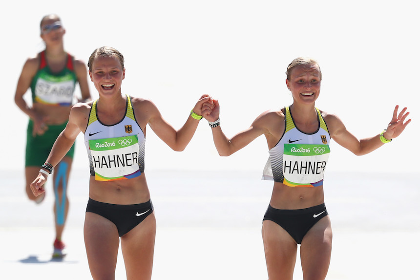 Anna Hahner y su hermana Lisa Hahner ingresaron tomadas de la mano al momento de llegar a la meta en el maratón