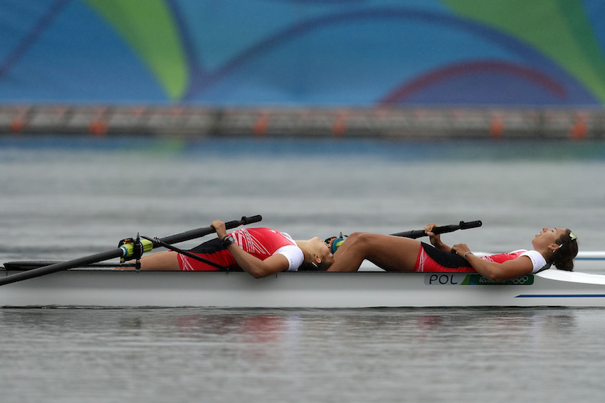 Anna Wierzbowska y Maria Wierzbowska toman un descanso después de realizar su prueba de canotaje