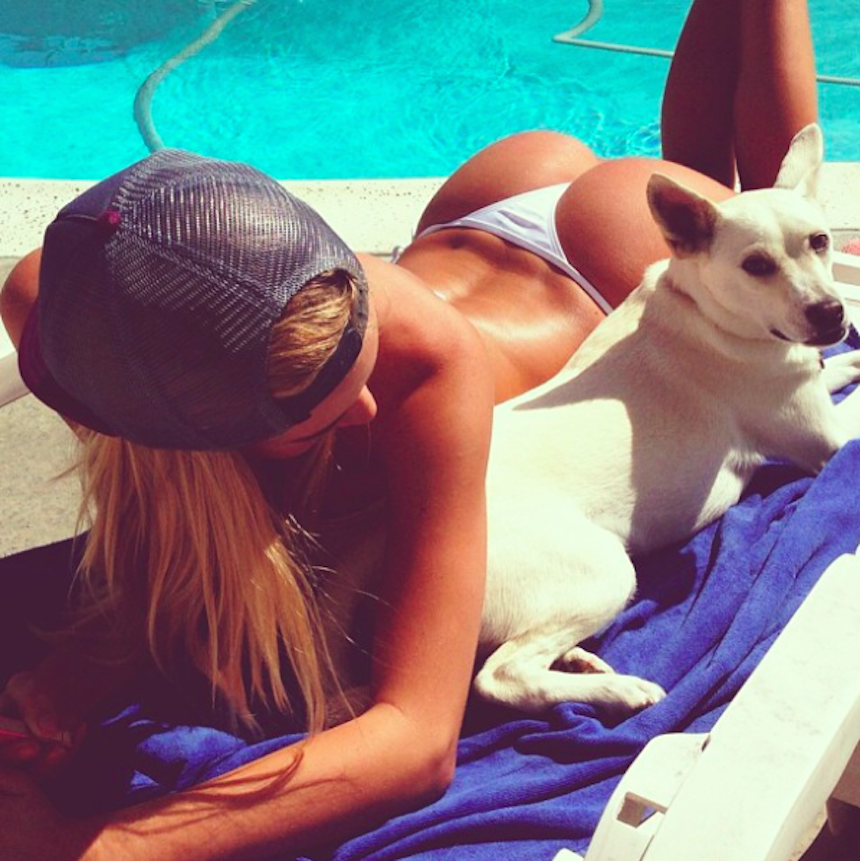 bryana-holly-mascota