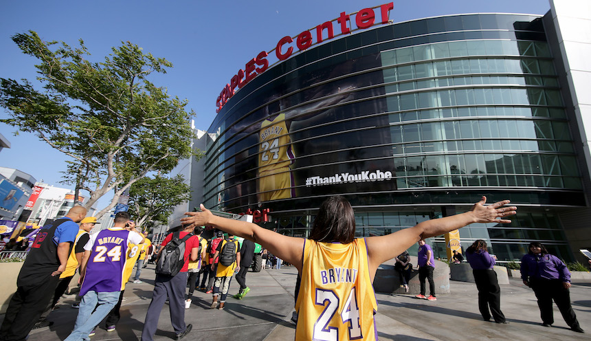 Un fan observa la imagen que se puso de Kobe Bryant en su último partido con los Lakers