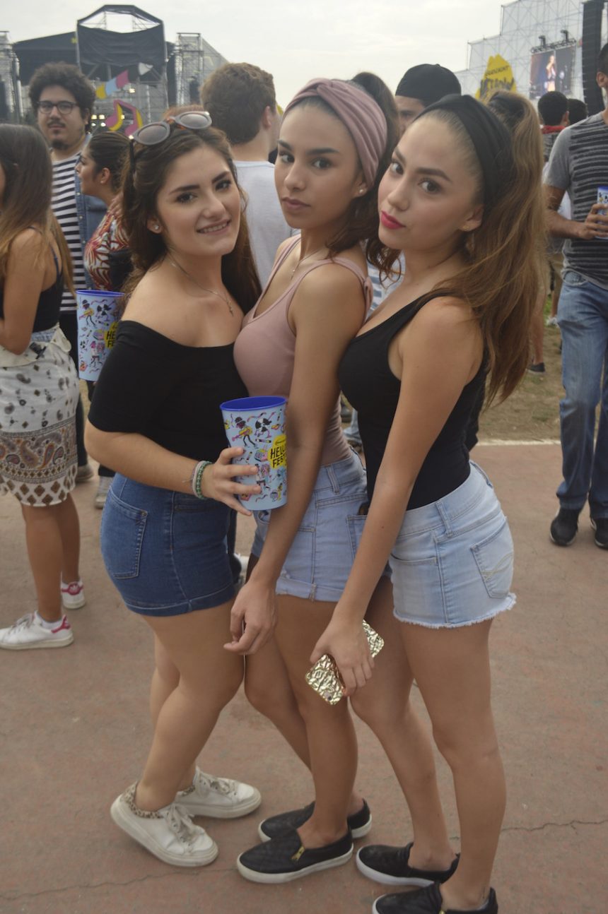 hellow-fest-chicas-pose