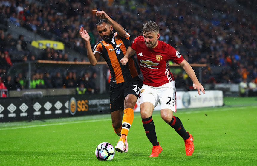 La pelota fue muy disputada en el partido entre el Hull City y el Manchester United 