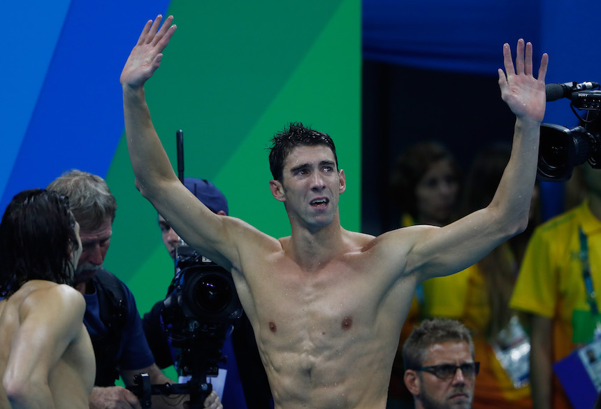 Michael Phelps no puede contener el llanto al momento de finalizar su participación en los Juegos Olímpicos 