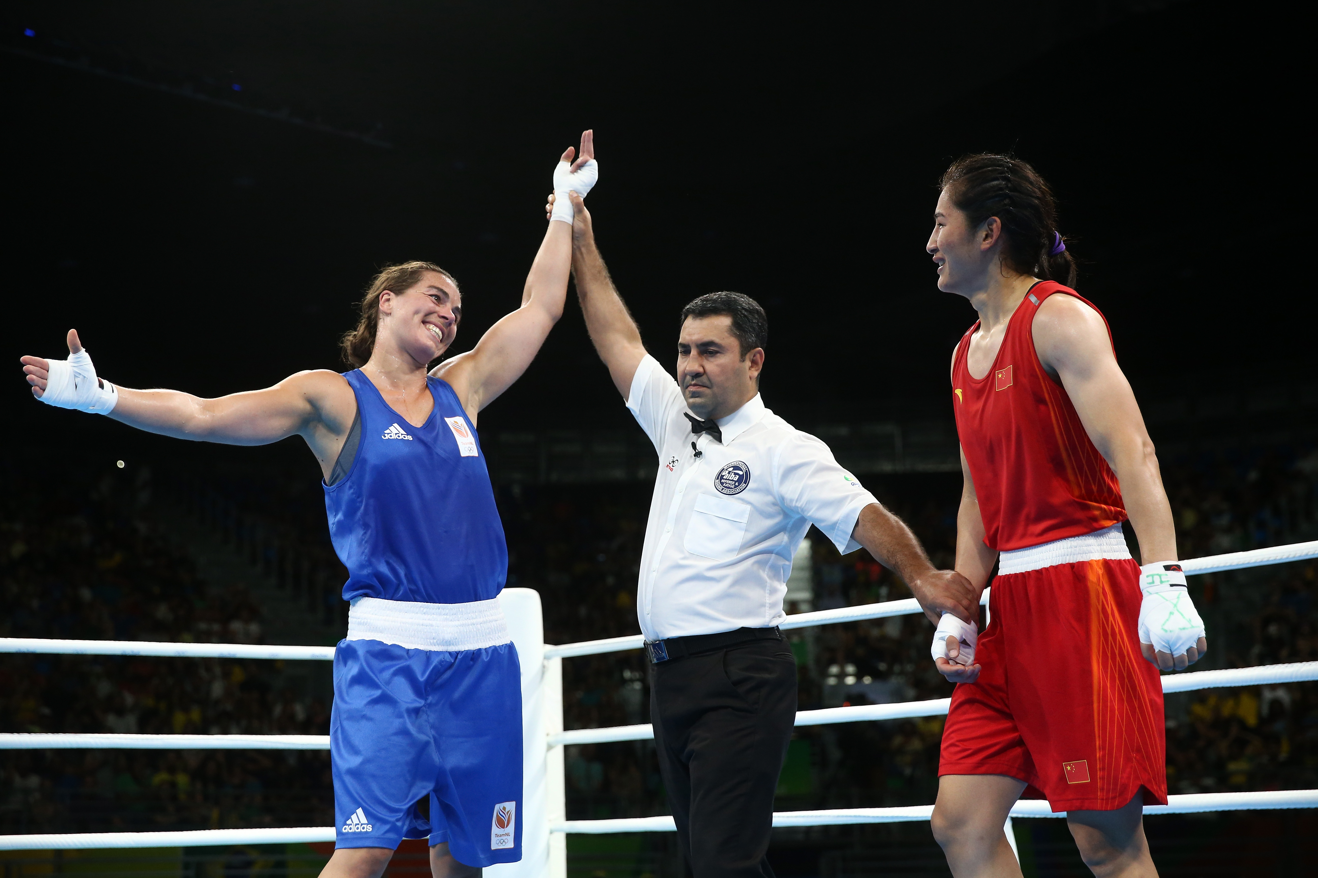 Nouchka Fontijn burlándose de su rival una vez que terminó su pelea 