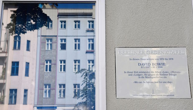 The commemorative plaque dedicated to musician David Bowie reading 'In this house lived from 1976 to 1978 David Bowie. During this time the album Low, Heroes and Lodger have been created. They were storied in music history as the Berlin Trilogy' is displayed at the artist's former appartment in Berlin in August 22, 2016. / AFP / TOBIAS SCHWARZ (Photo credit should read TOBIAS SCHWARZ/AFP/Getty Images)