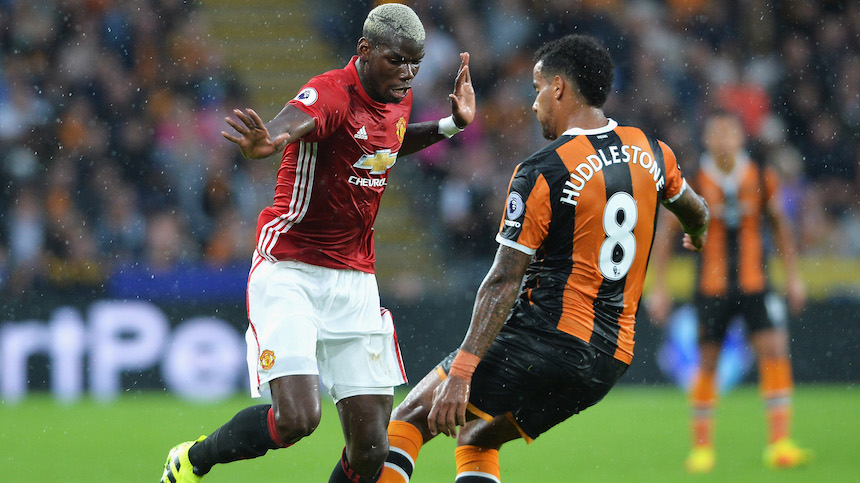 Pogba conduce el balón en el partido contra el Hull City