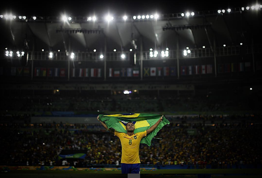 Rafinha celebrando el título de Brasil en la final de los Juegos Olímpicos 