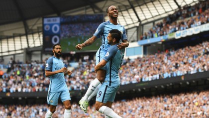 Raheem Sterling celebra el primer gol del partido