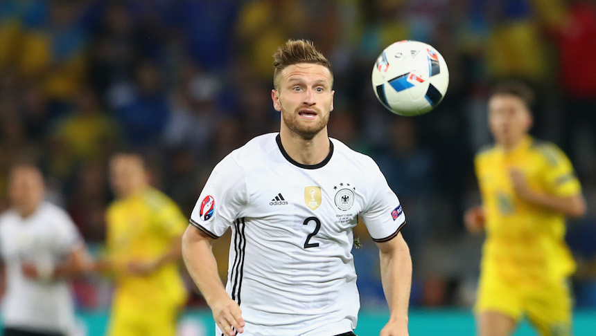 Shokdran Mustafi en un partido de la euro con Alemania 