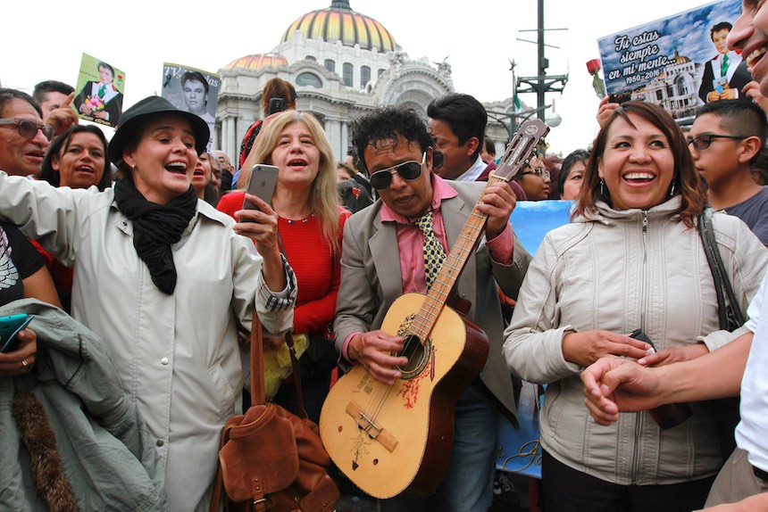 60905214. México, 5 Sep. 2016 (Notimex-Jessica Espinosa).- Con porras, canciones y aplausos cientos de personas esperan a las afueras del Palacio de Bellas Artes, para ver las cenizas del Juan Gabriel. NOTIMEX/FOTO/JESSICA ESPINOSA/JES/ACE/