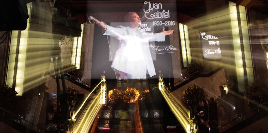 60905260.  México, 5 Sep. 2016 (Notimex- Isaías Hernández).- Diversas personalidades montan guardia de honor  ante las cenizas del cantautor Juan Gabriel, en el Palacio de Bellas Artes.  NOTIMEX/FOTO/ ISAÍAS HERNÁNDEZ /IHH/ACE/