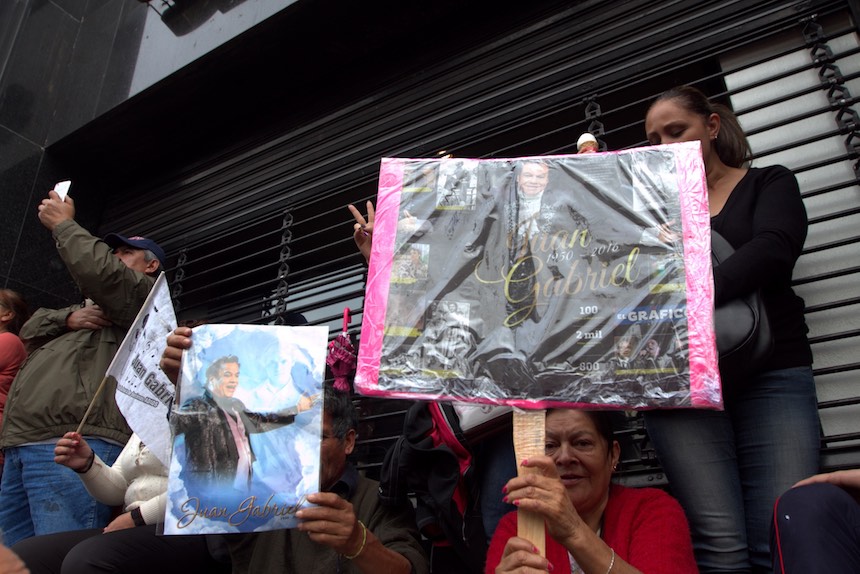 60905157. México, 5 Sep. 2016 (Notimex- Nicolás Tavira).- Con porras, canciones y aplausos cientos de personas esperan a las afueras del Palacio de Bellas Artes, para ver las cenizas del Juan Gabriel.  NOTIMEX/FOTO/NICOLÁS TAVIRA/NTA/ACE/