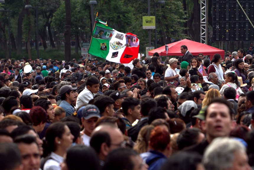 60905159. México, 5 Sep. 2016 (Notimex- Nicolás Tavira).- Con porras, canciones y aplausos cientos de personas esperan a las afueras del Palacio de Bellas Artes, para ver las cenizas del Juan Gabriel.  NOTIMEX/FOTO/NICOLÁS TAVIRA/NTA/ACE/