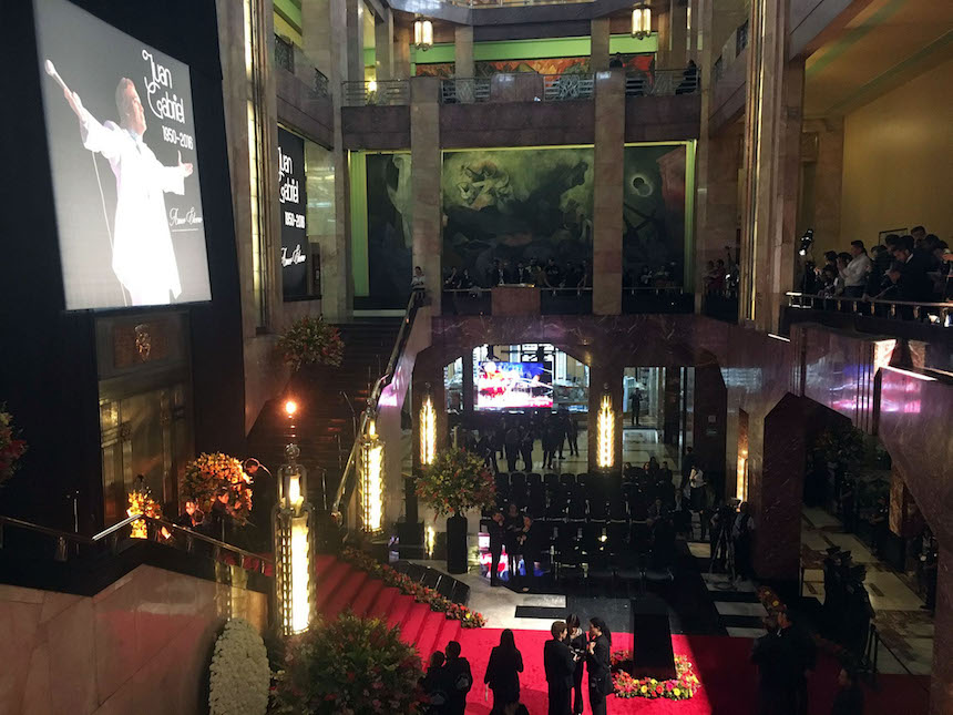 60905089. México, 5 Sep (Notimex- Eleazar Ramos).- Autoridades del Instituto Nacional de Bellas Artes afinan, en el vestíbulo del Palacio de Bellas Artes, los detalles para iniciar la ceremonia en homenaje póstumo al cantautor Juan Gabriel, fallecido el pasado 28 de agosto a los 66 años. NOTIMEX/FOTO/ELEAZAR RAMOS/STAFF NTX/ACE/