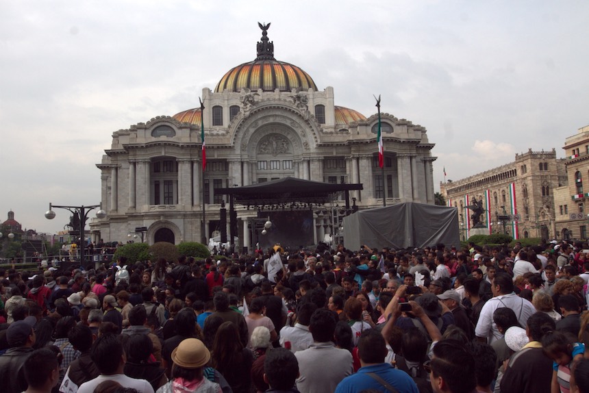 60905158. México, 5 Sep. 2016 (Notimex- Nicolás Tavira).- Con porras, canciones y aplausos cientos de personas esperan a las afueras del Palacio de Bellas Artes, para ver las cenizas del Juan Gabriel.  NOTIMEX/FOTO/NICOLÁS TAVIRA/NTA/ACE/