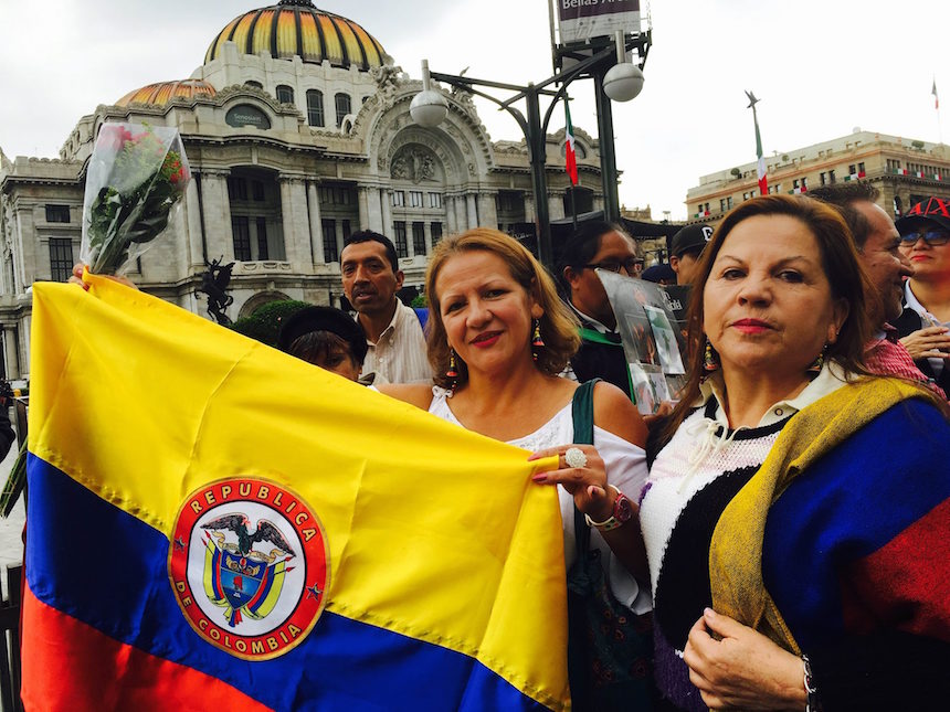 60905090. México, 5 Sep 2016 (Notimex).- Nancy Bustos de 58 años y Lilian Céspedes de 60 años, quienes son originarias de Colombia y llegaron desde temprana hora a las inmediaciones del Palacio de Bellas Artes para despedir a su ídolo el cantautor Juan Gabriel. NOTIMEX/FOTO/ARMANDO PEREDA/FRE/ACE