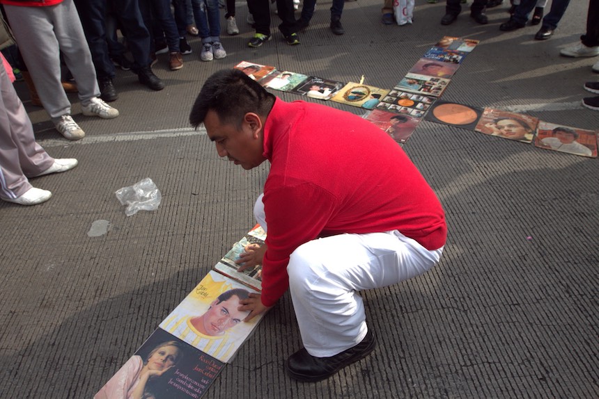 60905164. México, 5 Sep. 2016 (Notimex- Nicolás Tavira).- Con porras, canciones y aplausos cientos de personas esperan a las afueras del Palacio de Bellas Artes, para ver las cenizas del Juan Gabriel.  NOTIMEX/FOTO/NICOLÁS TAVIRA/NTA/ACE/