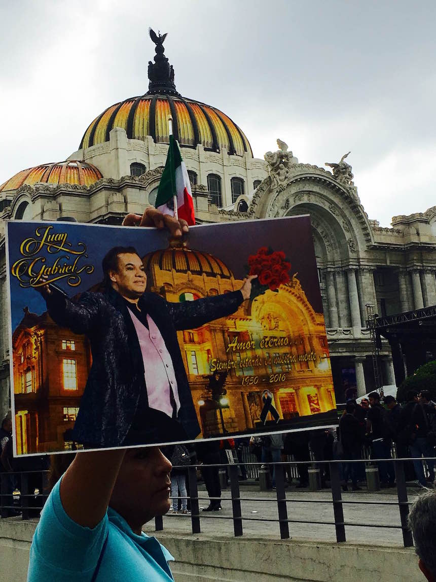 60905091. México, 5 Sep 2016 (Notimex).- El legado musical que dejó el cantautor Juan Gabriel trascendió fronteras, por esto fanáticos de otras nacionalidades acuden este lunes a las inmediaciones del Palacio de Bellas Artes, donde se le rendirá un homenaje póstumo. NOTIMEX/FOTO/ARMANDO PEREDA/FRE/ACE