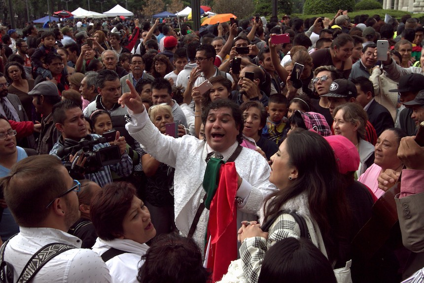 60905166. México, 5 Sep. 2016 (Notimex- Nicolás Tavira).- Con porras, canciones y aplausos cientos de personas esperan a las afueras del Palacio de Bellas Artes, para ver las cenizas del Juan Gabriel.  NOTIMEX/FOTO/NICOLÁS TAVIRA/NTA/ACE/