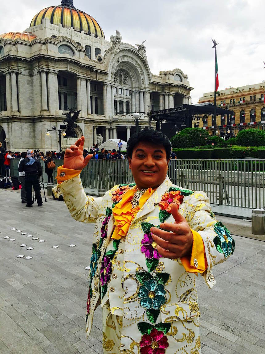 60905092. México, 5 Sep 2016 (Notimex).- El legado musical que dejó el cantautor Juan Gabriel trascendió fronteras, por esto fanáticos de otras nacionalidades acuden este lunes a las inmediaciones del Palacio de Bellas Artes, donde se le rendirá un homenaje póstumo. NOTIMEX/FOTO/ARMANDO PEREDA/FRE/ACE