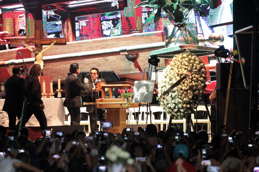 60903198. Ciudad Juárez, 3 Sep 2016 (Notimex-Eduardo Jaramillo).- Se llevó a cabo la ceremonia religiosa en memoria de Juan Gabriel, ante la urna con las cenizas que fue subida a un templete frente a la casa del cantautor. NOTIMEX/FOTO/EDUARDO JARAMILLO/COR/ACE/