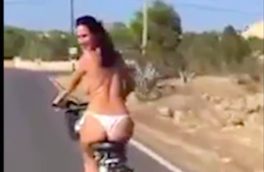 Chica topless - Accidente en bicicleta