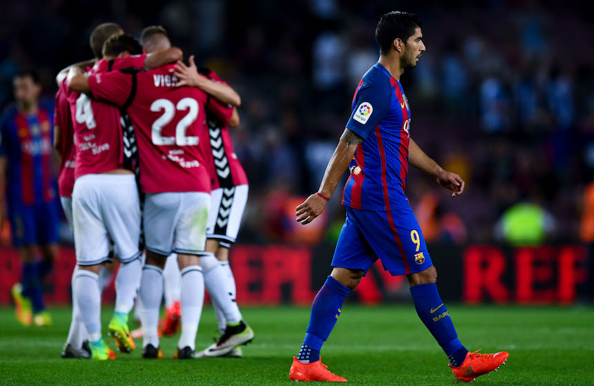 Alavés celebrando ante el Barcelona.