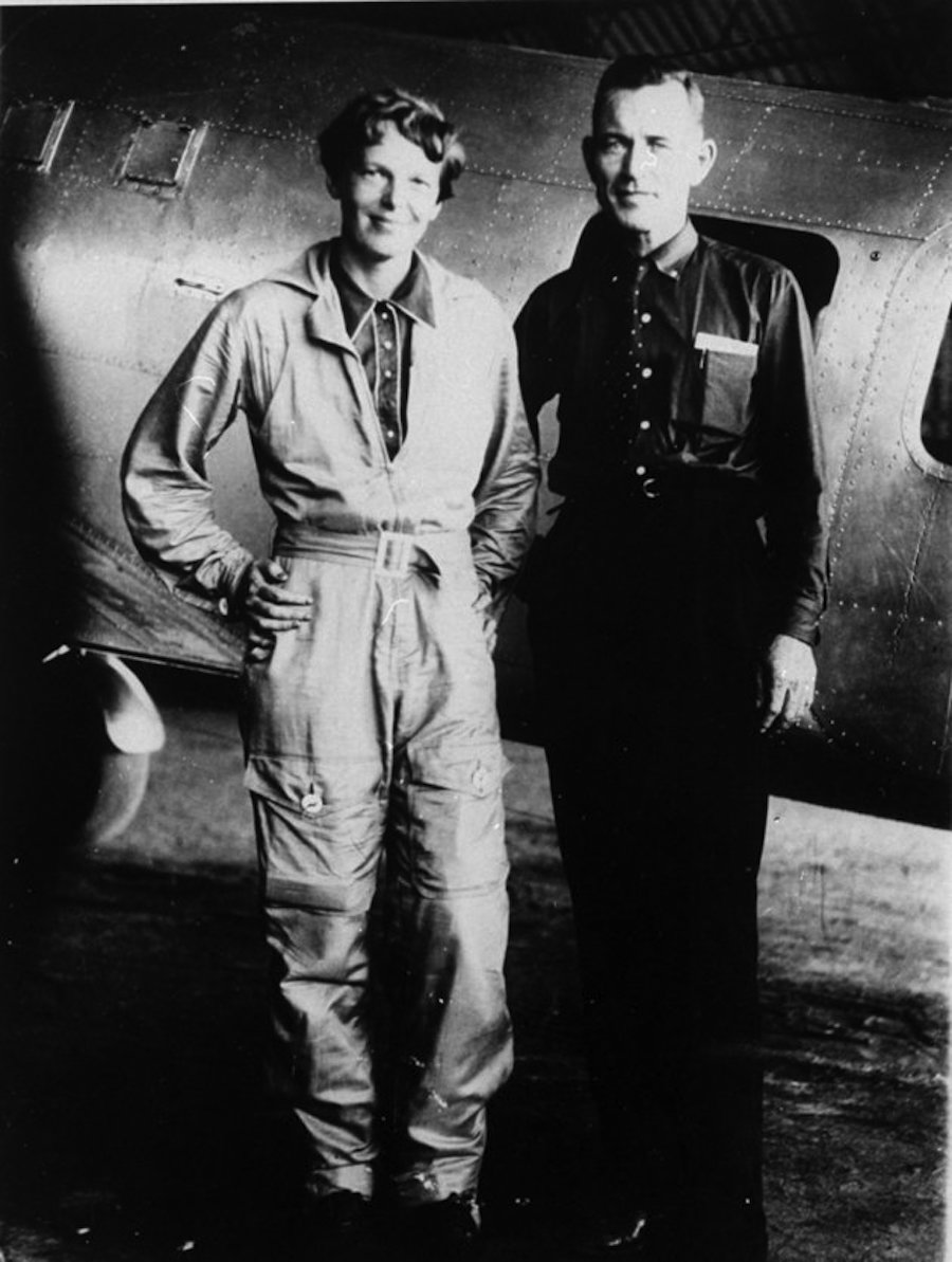 Amelia Earhart y su navegador Fred Noonan