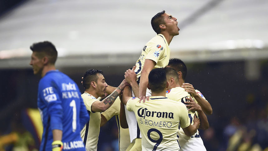 América celebrando su primer gol ante Pumas