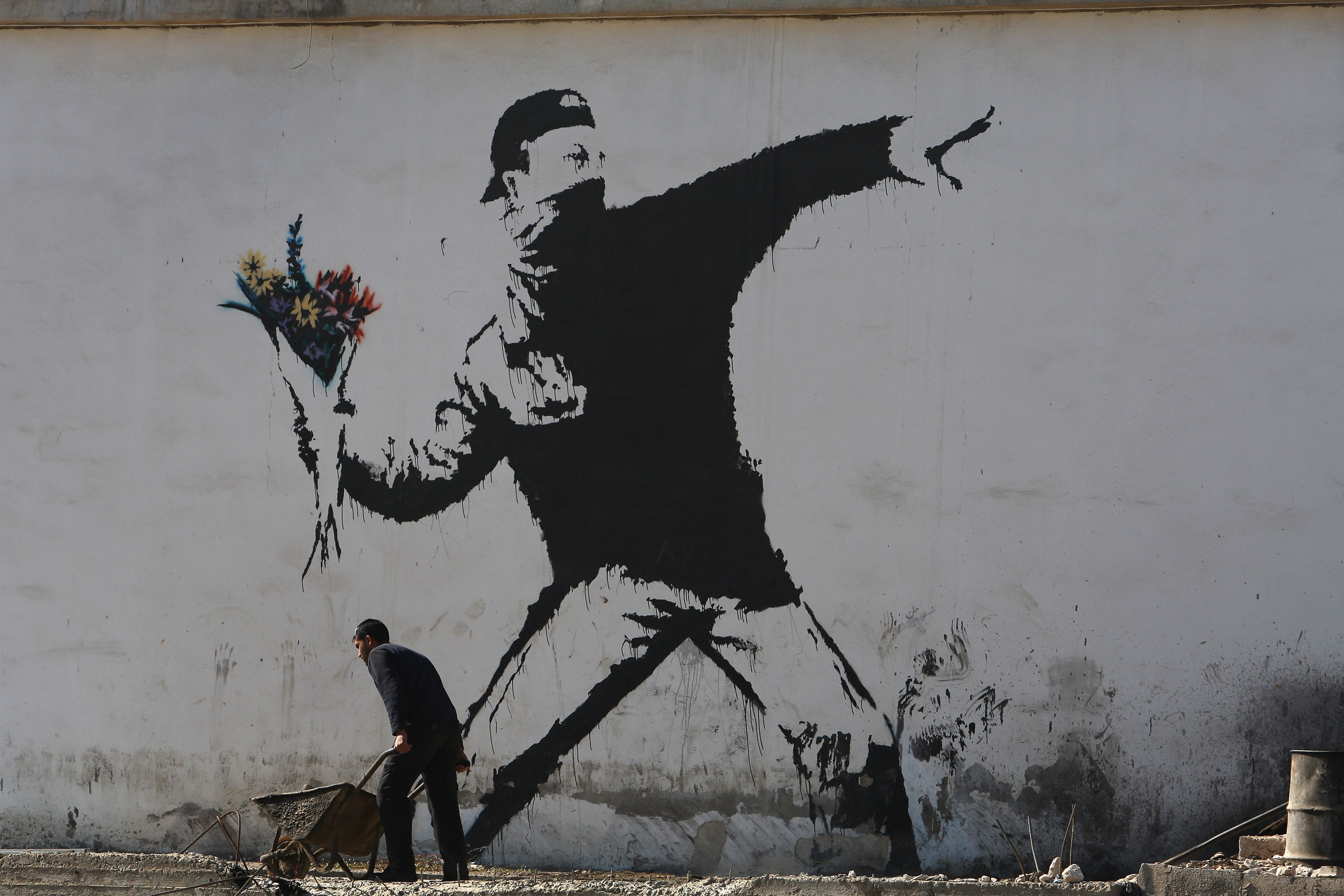 Стен 11. Метатель цветов Banksy. Давид Бэнкси. Бэнкси коктейль Молотова. Бэнкси художник банан.