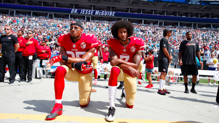 Colin Kapernick en protesta durante el himno nacional de Estados Unidos