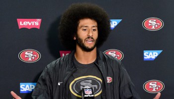 Colin Kaepernick haba con los medios de comunicación después del partido contra San Diego