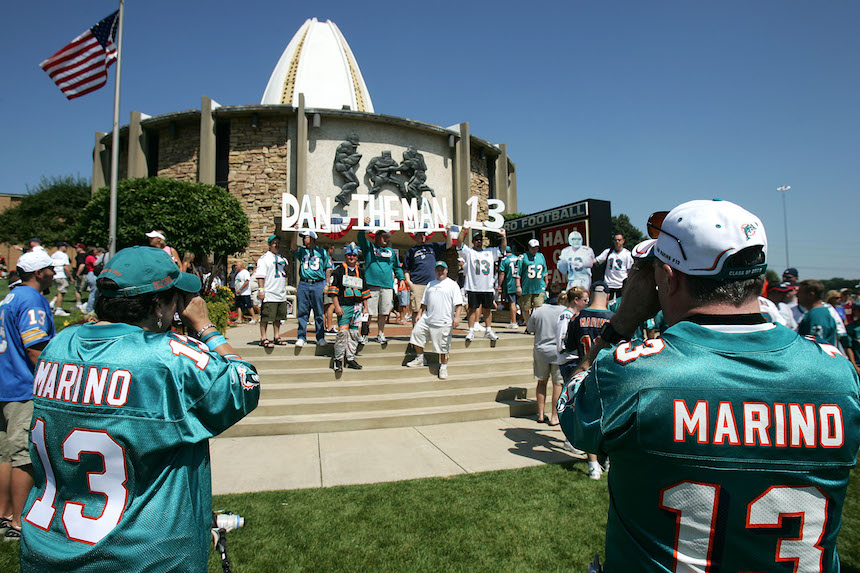 Fans con el jersey de Dan Marino en el Salón de la Fama