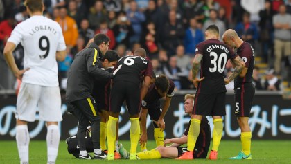 Kevin de Bruyne se lesionó en el juego del Swansea y no podrá jugar un mes