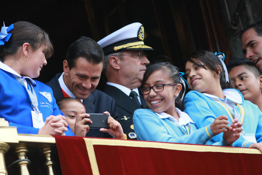 desfile-militar-16-septiembre-pena-ninos-balcon