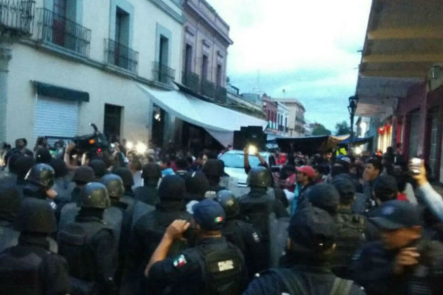 Maestros y policias chocaron en el Zócalo oaxaqueño dejando 20 heridos