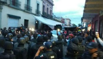 Maestros y policias chocaron en el Zócalo oaxaqueño dejando 20 heridos