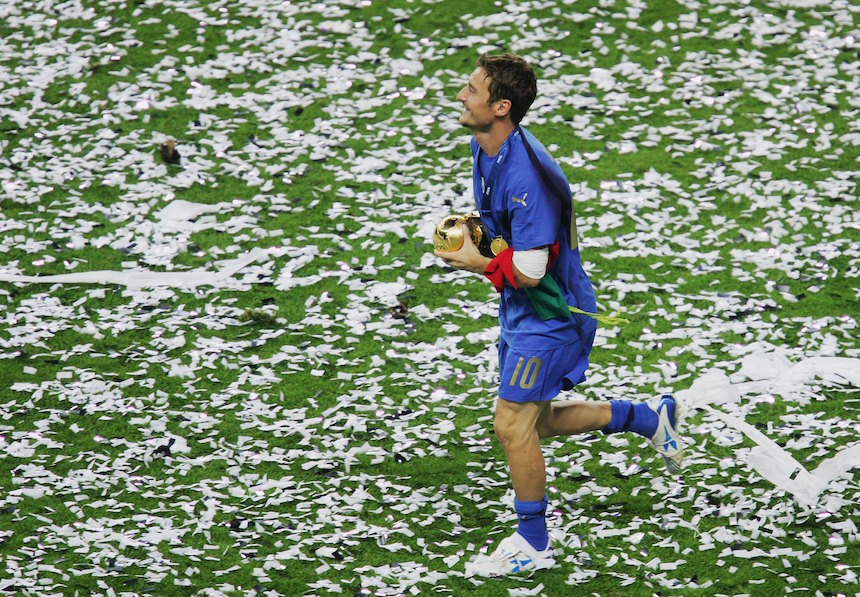 Francesco Totti camina con la copa del mundo 