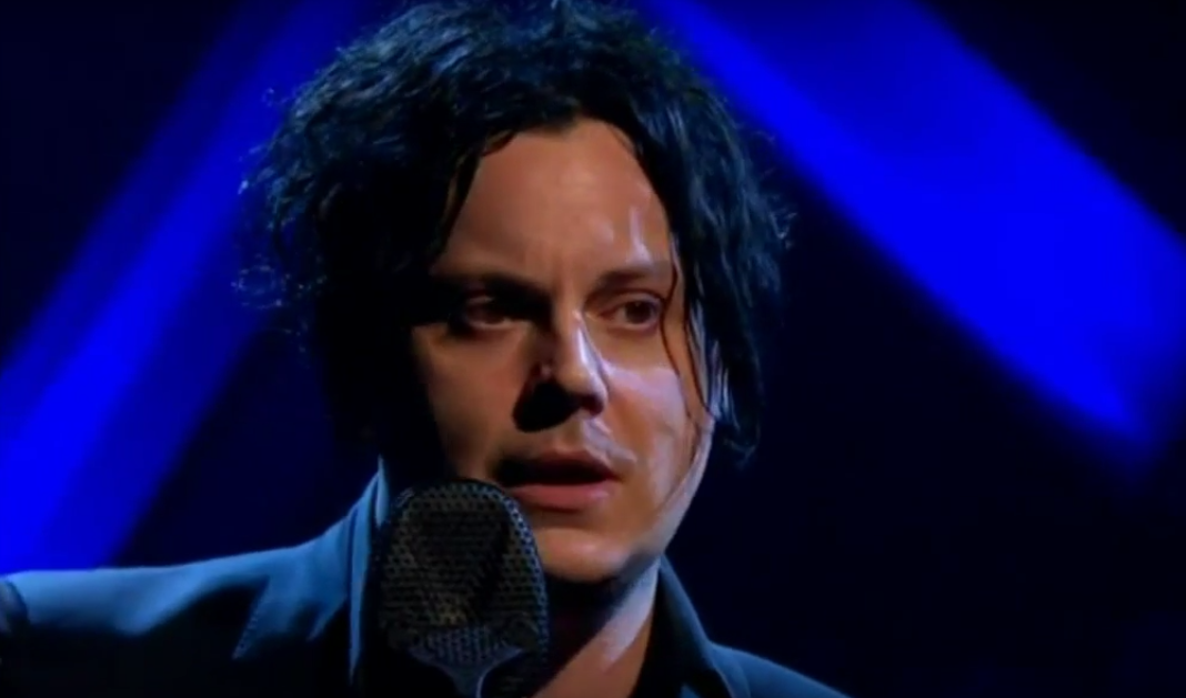 Jack White se presentó con Jools Holland para tocar un tema de The White Stripes.