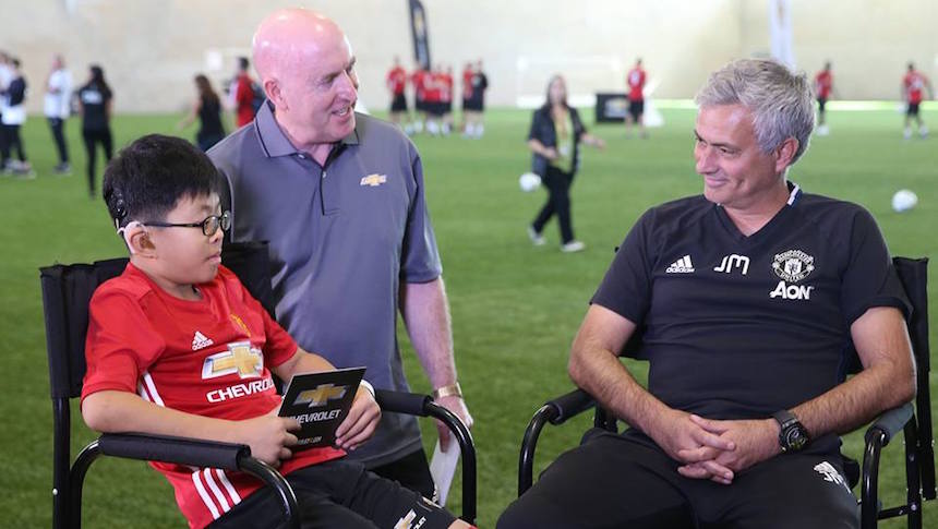 José Mourinho en convivencia con niño