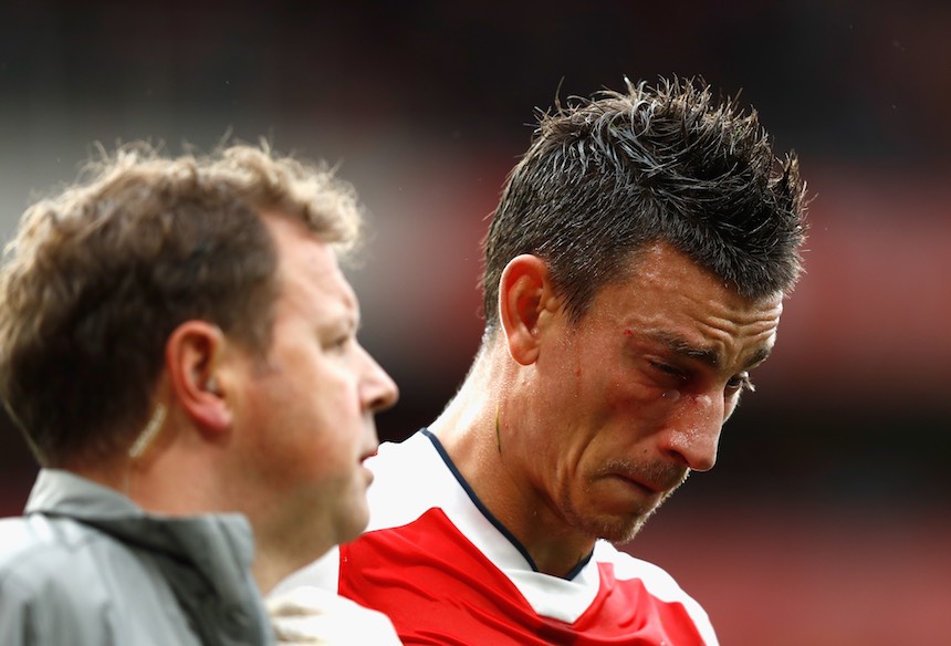 Laurent Koscielny salió con el ojo hinchado ante el Southampton.