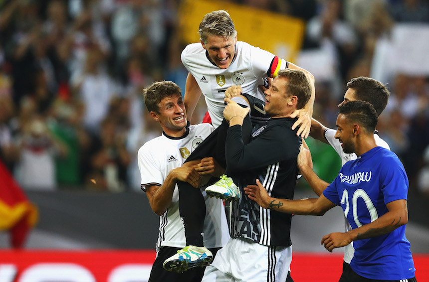 Manuel Neuer levantando en hombros a Bastian Schweinsteiger