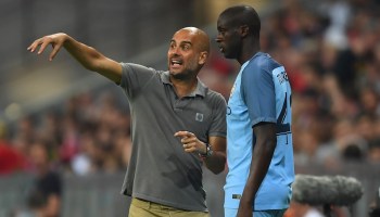 Pep Guardiola dándole indicaciones a Yaya Touré