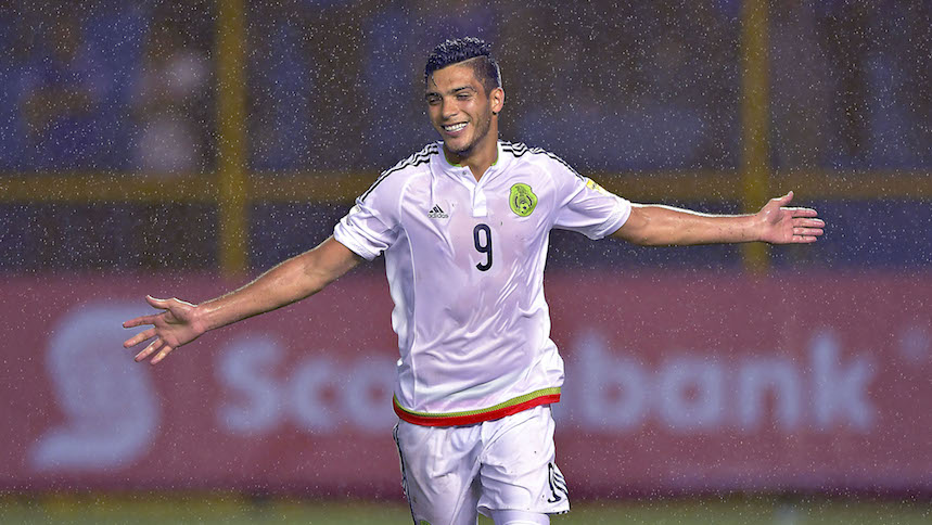 Raúl Jiménez celebrando su gol ante El Salvador