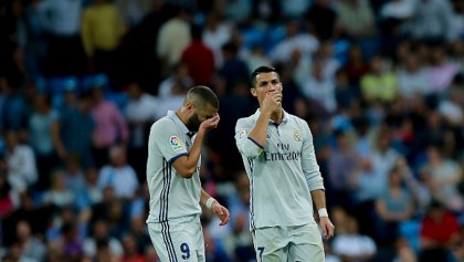 Karim Benzema y Cristiano Ronaldo lamentando el empate del Real Madrid