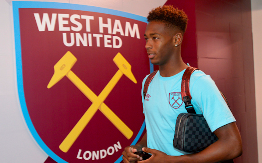 Reece Oxford con el logo de West Ham