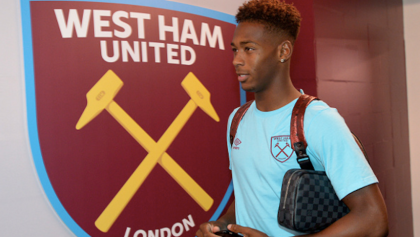 Reece Oxford con el logo de West Ham