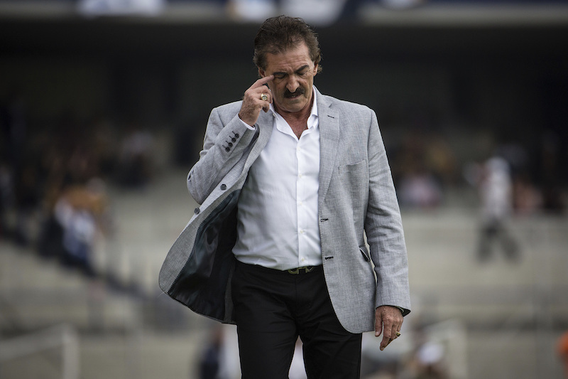 Ricardo La Volpe analizando 